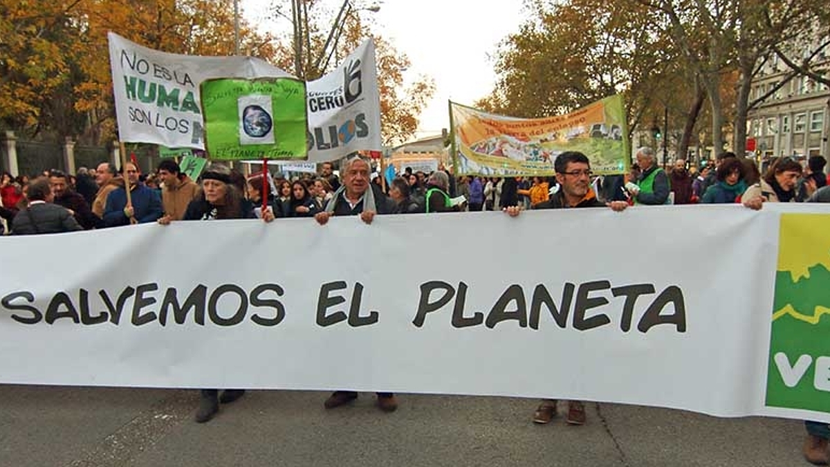 Klimademo in Madrid. Auf dem Banner, dass die Demonstranten vor sich hertragen steht "Salvamos el Planeta"- "Lasst uns den Planeten retten"