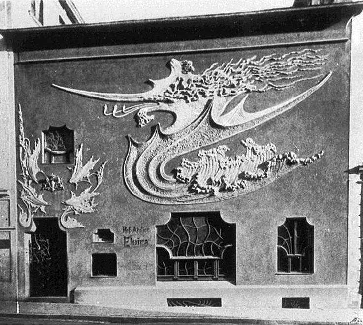 Die Fassade des Ateliers Elvira in der Münchner Von-der-Tann-Straße mit dem sogenannten Drachenornament (um 1900).