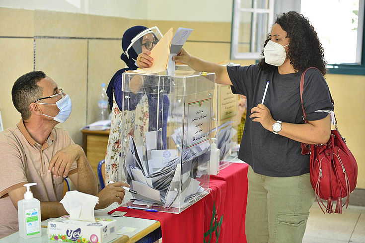 Wahllokal: Stimmabgabe unter Covid-19 Bedingungen. Die Wahlbeteiligung lag mit 50,2 % der registrierten Wähler (18 Mio.) höher als bei den Parlamentswahlen 2016 (42,3 %). In Marokko gibt es ca. 25 Mio. Menschen im wahlfähigen Alter, von denen nicht alle registriert sind. Nimmt man diese Gruppe als Grundlage, lag die Wahlbeteiligung lediglich bei 36%. 