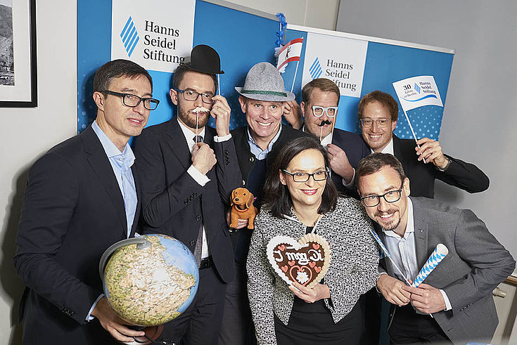 „Die bayerische HSS kann auch Berlin“ (Dr. Wolf, HSS, mit falschem Bart oben, Zweiter von rechts)