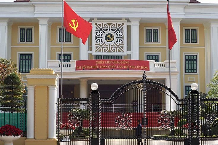 Zum 13. Nationalkongress der Partei wurden Banner angebracht an wichtigen Gebäuden in Hanoi