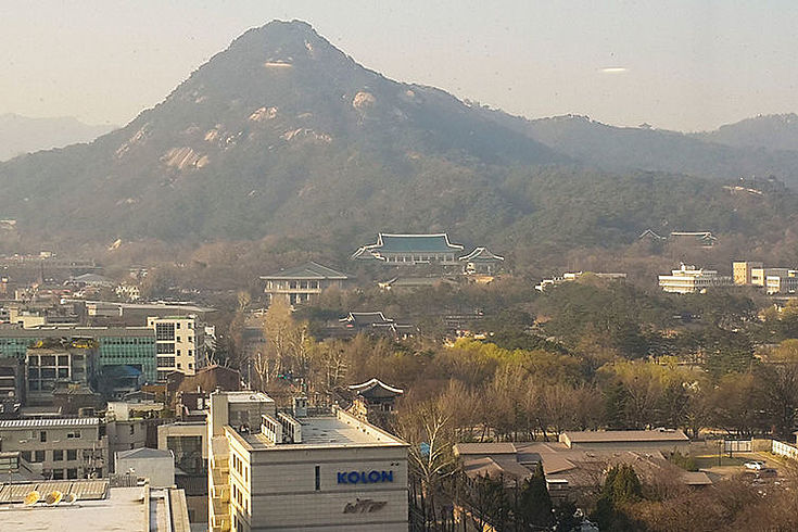 Das blaue Haus (im Hintergrund; davor der alte Königspalast) ist Sitz des Präsidenten und Machtzentrum in Seoul. Moon Jae‑In hat jedoch angekündigt, näher an das Volk ziehen zu wollen