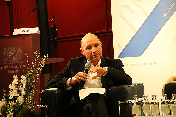 Matthens erklärt offenbar gerade etwas