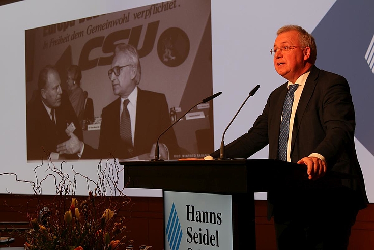 Markus Ferber am Rednerpult der Hanns-Seidel-Stiftung, engagiert sprechend.