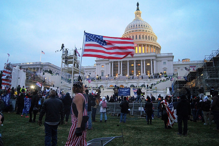 Demonstranten mit USA-Flaggen vor dem Kongress.