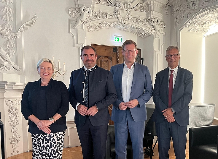v.li.: Dr. Susanne Luther, Florian Hahn, MdB und Staatsminister im Auswärtigen Amt, Thomas Erndl, MDB, Dr. Stefan Mair, Direktor Stiftung Wissenschaft und Politik