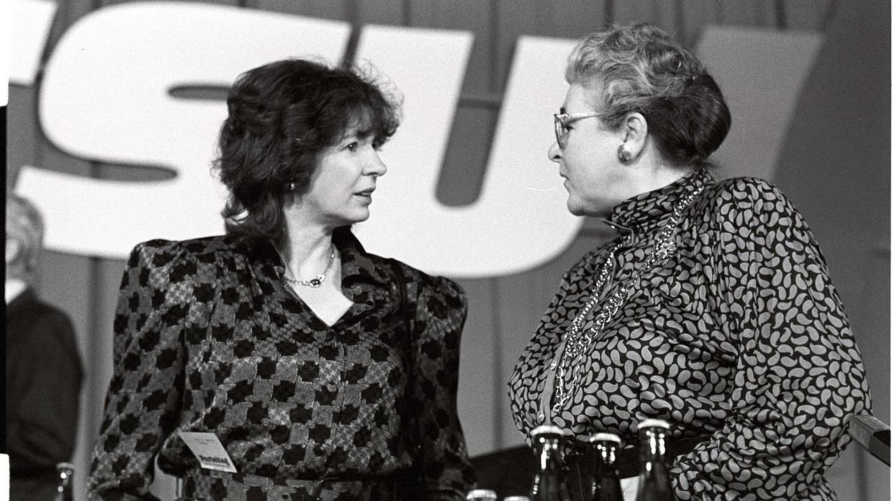 Ursula Männle und Mathilde Berghofer-Weichner auf dem CSU-Parteitag "Mit Mut und Profil Politik für Deutschland" im November 1987 in München