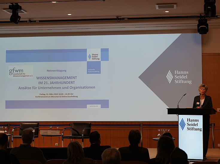 Die stellvertretende Vorsitzende der Hanns-Seidel-Stiftung, Susanne Breit-Keßler, erläuterte die Bedeutung des Umgangs mit Wissen bei ihrer Eröffnungsrede zur ersten Netzwerktagung „WISSENSMANAGEMENT IM 21. Jahrhundert“.