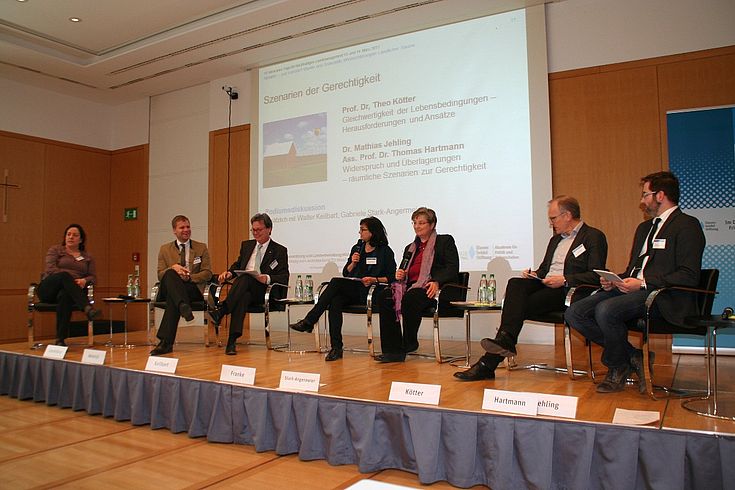 Das Podium, moderiert von Silke Franke, zuständige Referatsleiterin in der Hanns-Seidel-Stiftung