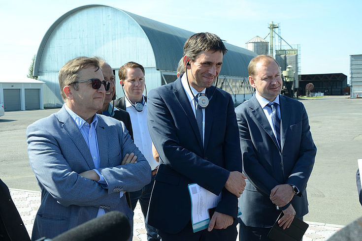 Jan Dresel (HSS, Mitte) mit Heinrich Martens (links, Vorsitzender des Int. Verbandes der Deutschen Kultur) und dem Vizegouverneur des Omsker Gebiets, Wladimir Kompanejschikow (rechts). 