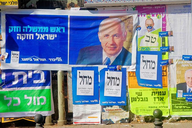 Wahlplakate. Netanjahus Gesicht lächelt den Betrachter an.