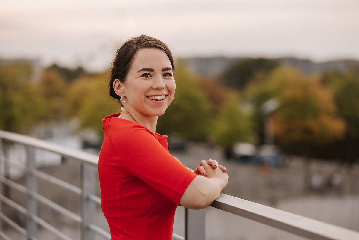 LinkedIn ist für Sofie Flurschütz die Business-Plattform schlecht hin. Vor allem setzt sich die Netzwerk-Expertin für mehr Sichtbarkeit von Frauen in diesem Bereich von Social Media ein und berät auch in diesem Bereich für mehr Sichtbarkeit. 