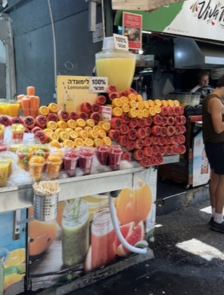 Ein Granatapfelsaft-Stand auf dem Kamelmarkt in Tel Aviv. Es ist der größte und bekannteste Open-Air-Markt der Stadt, den es seit 1920 gibt.