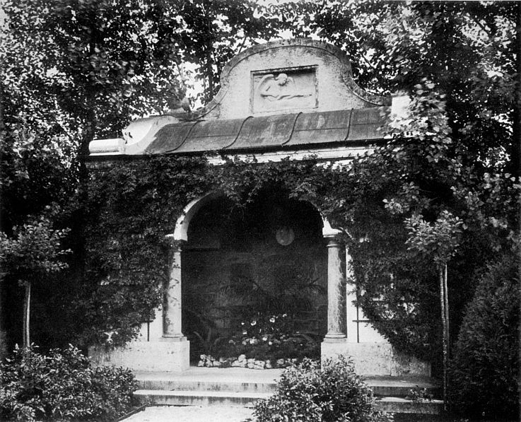 Das Mausoleum von Hermann Levi auf dem Grundstück seiner Villa in Partenkirchen, das Adolf von Hildebrand gestaltete (um 1910). 