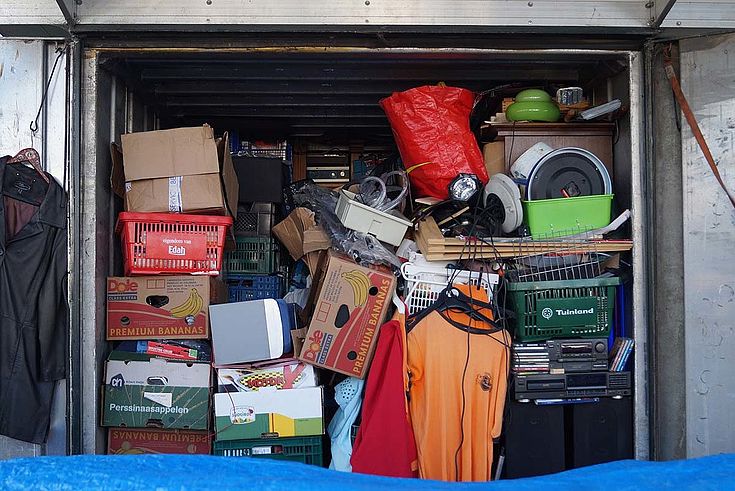Ein Lagerraum randvoll mit Material für den Flohmarkt