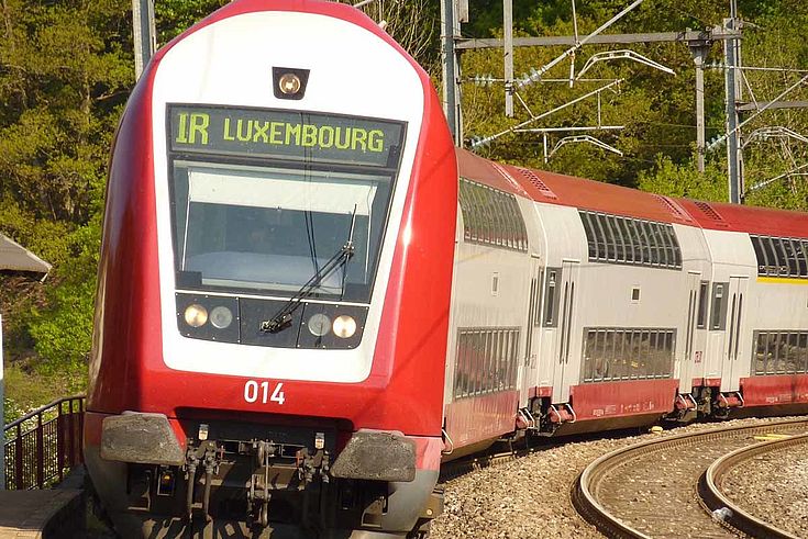 Regionalzug von vorne mit der Aufschrift IR_Luxemburg
