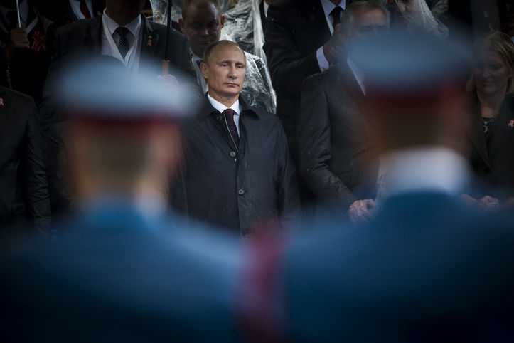 Putin zwischen Soldaten