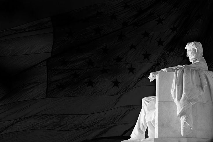 Die marmorne Statue Lincolns im washingtoner "Lincoln Memorial" im Profil aufgenommen. Er sitzt auf einem Sessel, die Hände auf den Armlehnen und blickt würdig.