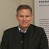Alexander Kropp steht vor dem Ausstellungsteil zu Speers Medienpolitik