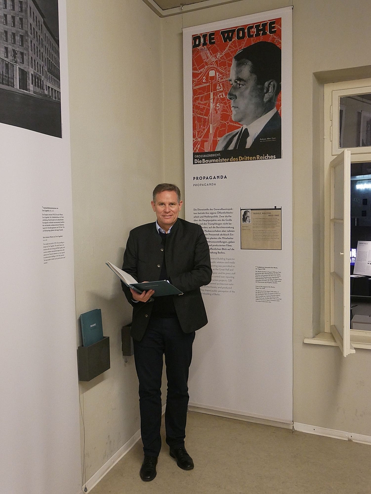Alexander Kropp steht vor dem Ausstellungsteil zu Speers Medienpolitik