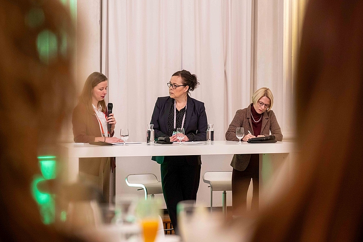 Christiane von Czettritz und Neuhaus (links), stv. Leiterin des Referats für Grundsatzfragen bei der HSS, moderierte das Gespräch mit der Schweizer Botschafterin Livia Leu (rechts) und der grönländischen Außen- und Wissenschaftsministerin Vivian Motzfeldt 