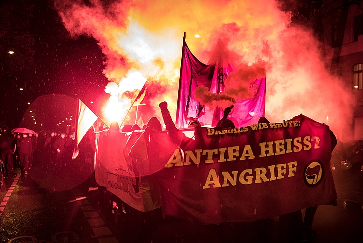 Demonstranten mit Banner: Antifa heißt Angriff