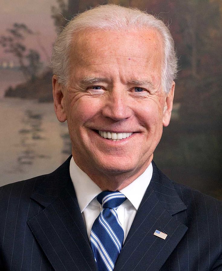 Biden lächelt in die Kamera