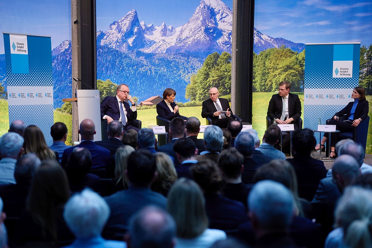 Das Podium (von links nach rechts): Prof. Dr. Markus Ogorek, Direktor des Instituts für Öffentliches Recht an der Universität zu Köln, Dr. Gabriele Monschau, Vizepräsidentin des Bundesnachrichtendienstes, Sinan Selen, Präsident des Bundesamts für Verfassungsschutz, Thomas Erndl, verteidigungspolitischer Sprecher der CDU/CSU-Bundestagsfraktion und Mitglied des Bundestags (CSU) sowie Julia Klaus, TV-Journalistin von ZDF „Frontal“ und Moderatorin der Veranstaltung.