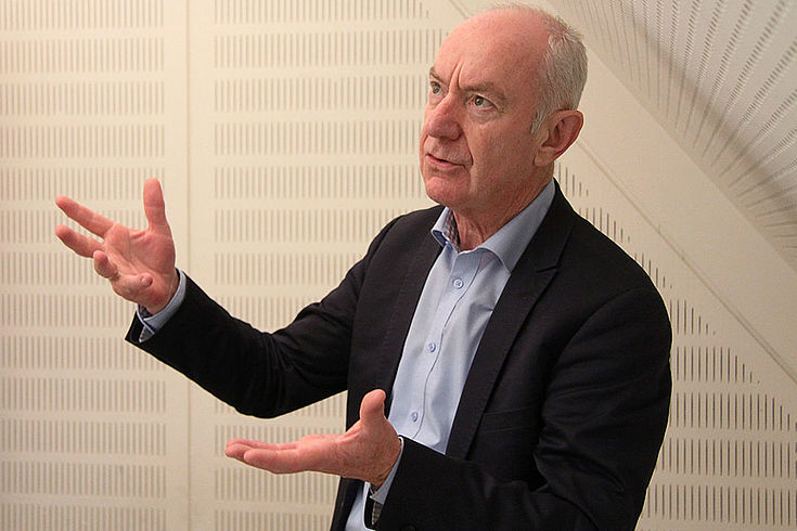 Winfried Bürzle demonstriert Gestik, Mimik und Körperhaltung