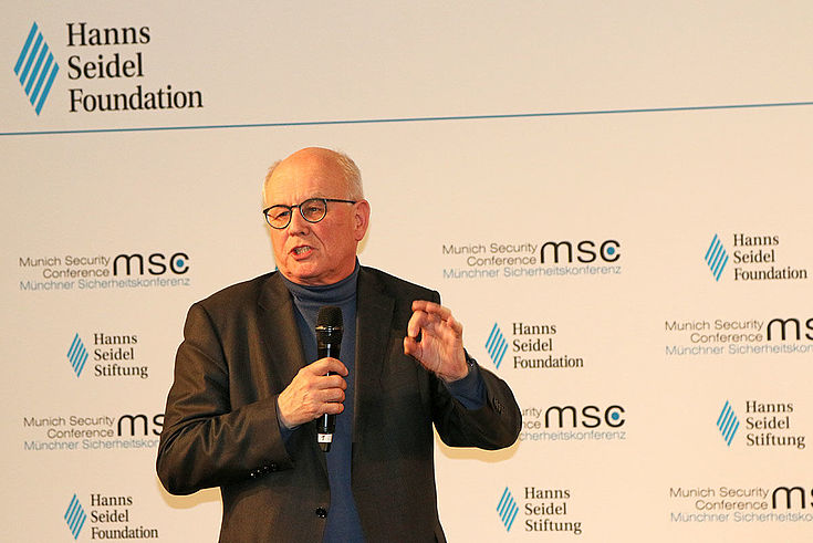 Volker Kauder forderte, dass durch Bildungs- und Arbeitsmöglichkeiten Rückkehrer in die Lage versetzt werden müssten, sich wieder eine Existenzgrundlage zu schaffen. 