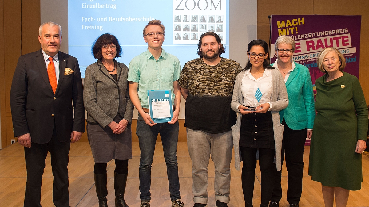 Kultusminister Ludwig Spaenle (l.) mit dem Team der Schülerzeitung "Zoom", Stiftungsvorsitzende Ursula Männle (r.) und Juryvorsitzende Stefanie von Winning (2.v.r.)  bei der Preisverleihung am 6. November 2017 in München. 