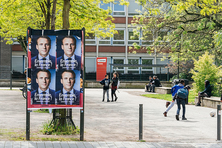 Wahlplakate mit dem Gesicht Macrons. Drauf steht: "Ensemble la France"