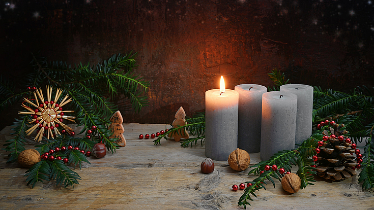 Es ist schön, die Weihnachtsbotschaft mit leuchtenden Ketten und Kerzen zu illustrieren. 