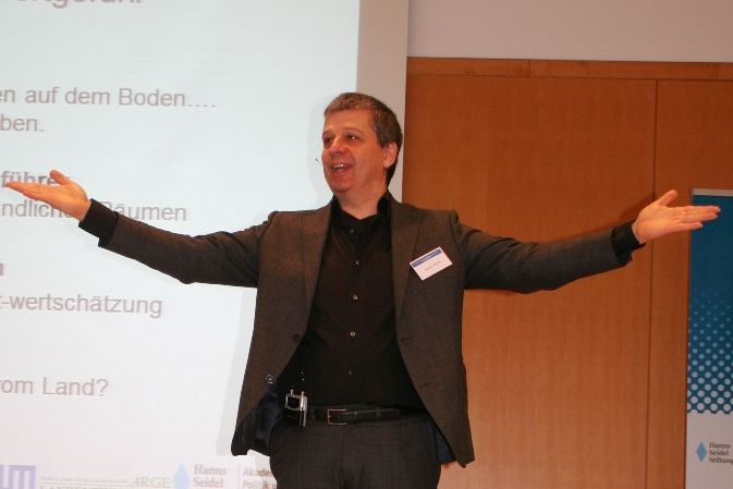 Der Schauspieler und Coach Gaston Florin schaffte es auch diesmal wieder ein abstraktes Thema auf Alltagserfahrungen zu übertragen.