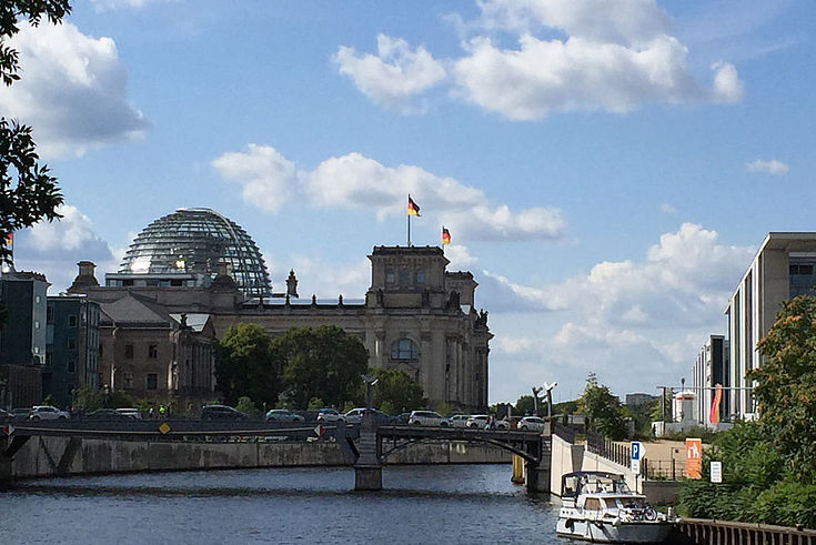 Bundestagsgebäude jenseits der Spree bei gutem Wetter