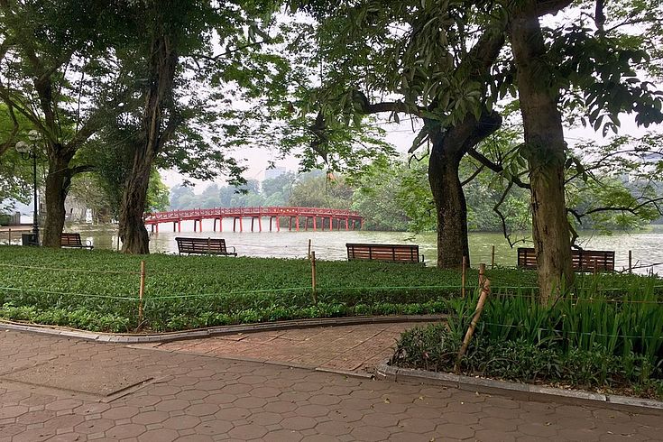 Wo sonst einheimische und ausländische Touristen spazieren gehen, herrscht ungewohnte Stille am Hoan Kiem See im Zentrum von Hanoi