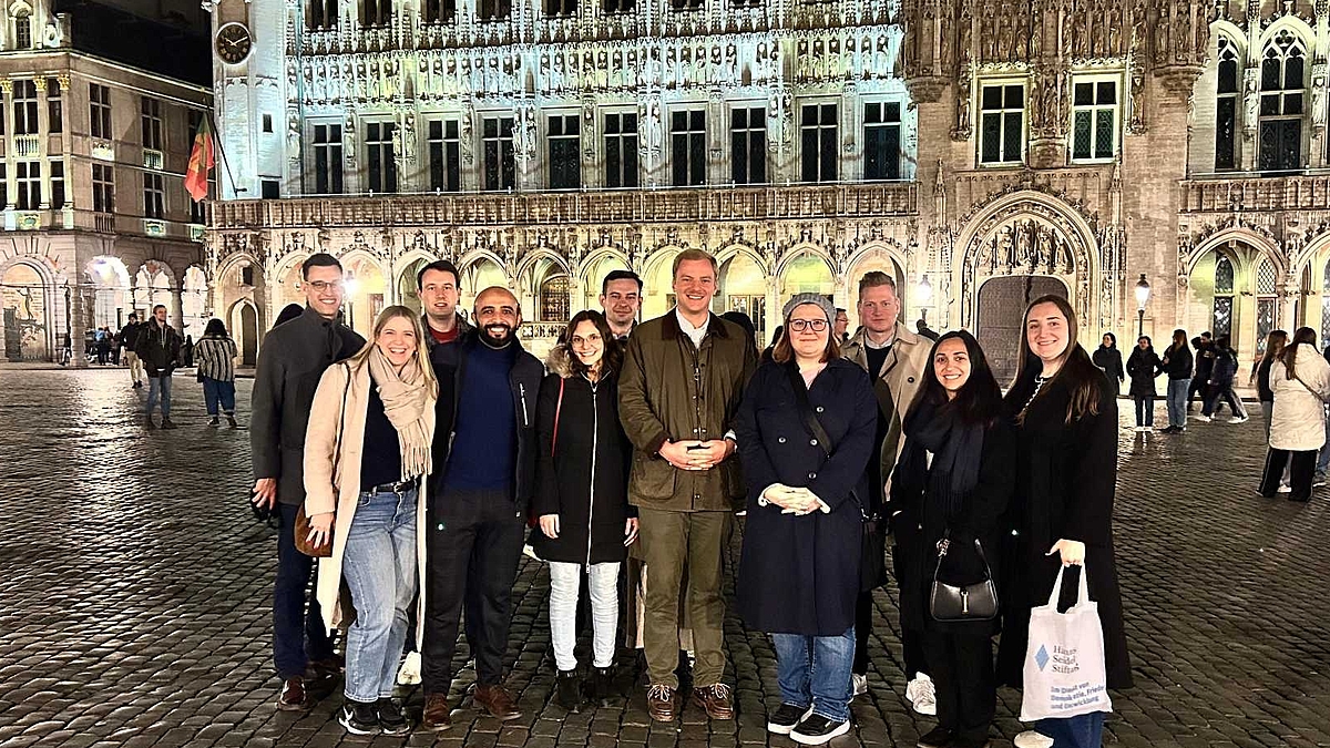Die Nexus-Young-Leaders nachts vor dem Brüsseler Rathaus