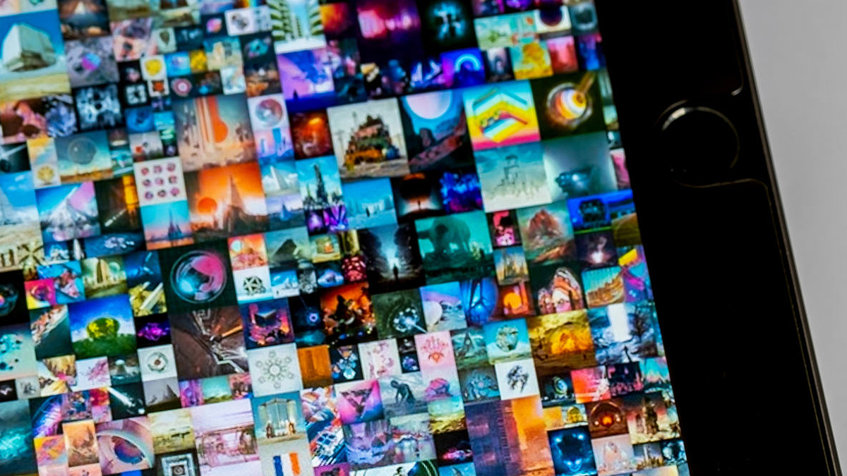 Digitales Kunstwerk EVERYDAYS: THE FIRST 5000 DAYS ist auf einem Tablet zu sehen.