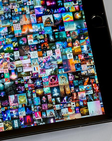 Digitales Kunstwerk EVERYDAYS: THE FIRST 5000 DAYS ist auf einem Tablet zu sehen.
