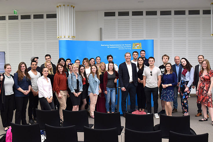 Nach der historischen Stadtführung mit Prof. Dr. Dr. Heydenreuter der Katholischen Universität Eichstätt-Ingolstadt (4.v.r.) mit den Stipendiaten im Staatsministerium der Finanzen in Nürnberg