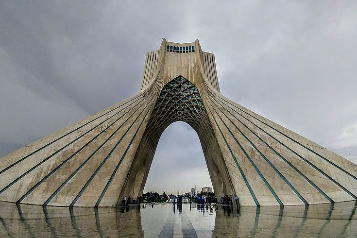 Der Freiheitsturm: matialisches Beton-Monument im Herzen Teherans. Ein überdimensionaler Torbogen, ornamental verziert.