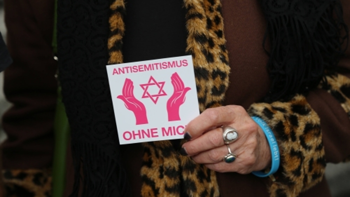 Der Slogan auf dem Sticker „Antisemitismus ohne mich“ steht für Zivilcourage und die Haltung, Judenfeindlichkeit nicht hinzunehmen.