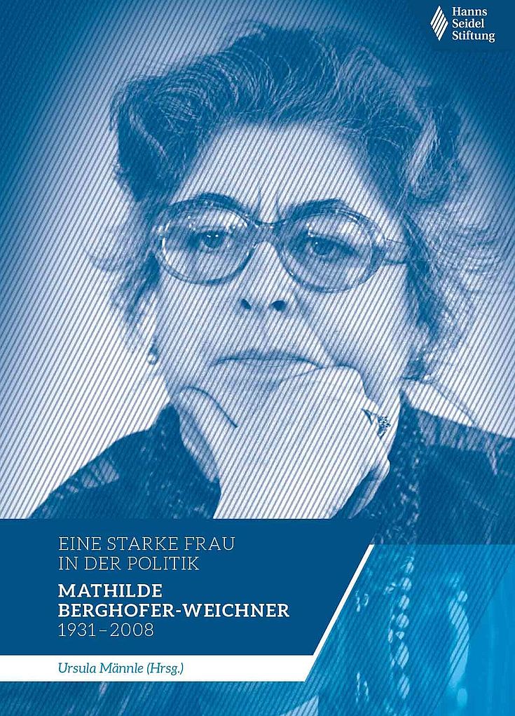 Cover einer Broschüre mit ernst blickender Frau, die eine Brille trägt und die Hand am Kinn, nachzudenken scheint.