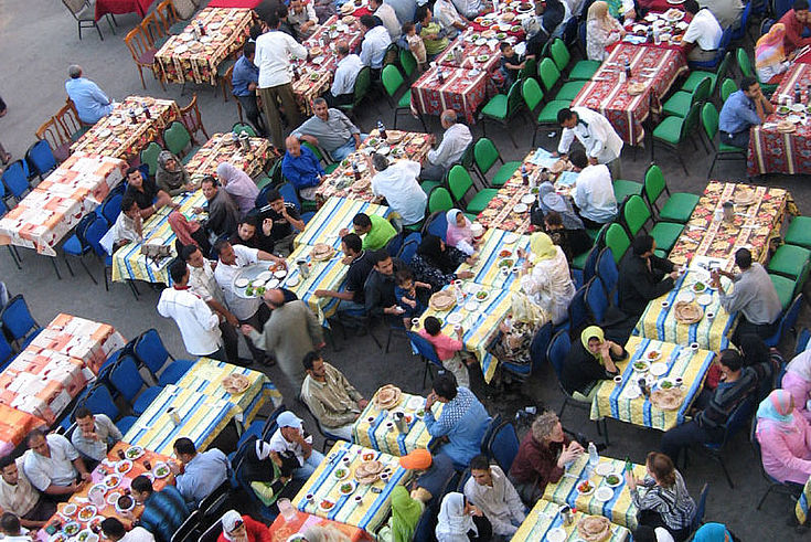 Fastenbrechen in Ägypten: Der Fastenmonat Ramadan endet mit dem Zuckerfest, Eid al-Fitr, in diesem Jahr am 12. Mai. Drei Tage lang dauert das Fest, bei dem die Süßigkeit Baklava eine Rolle spielt. 