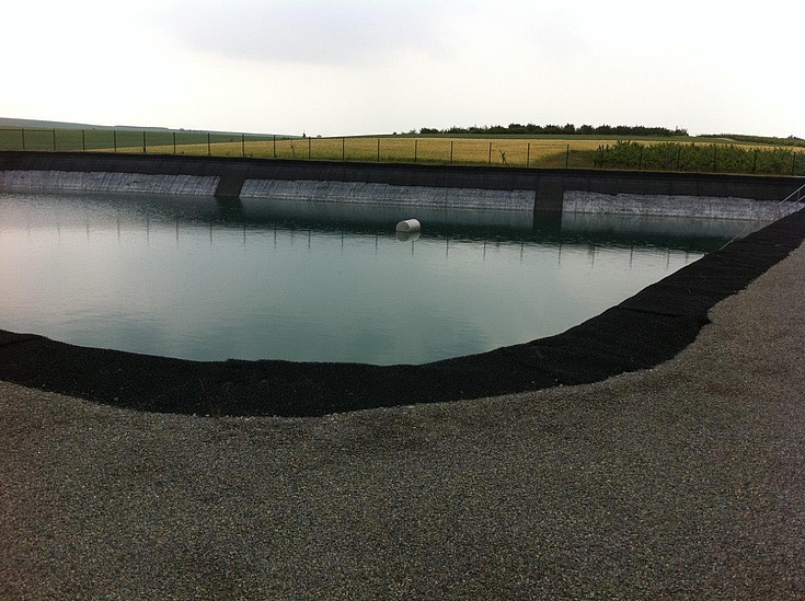 Eines der Speicherbecken von „VinAqua“ –  Wasser sammeln, wenn es vorhanden ist, um es in Trockenphasen den Weinreben zur Verfügung stellen zu können. 