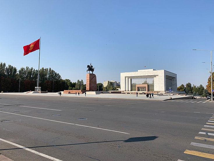 Menschenleer  -wie hier vor dem Museum für nationale Geschichte - ist die kirgisische Hauptstadt Bischkek während des Ausnahmezustands.