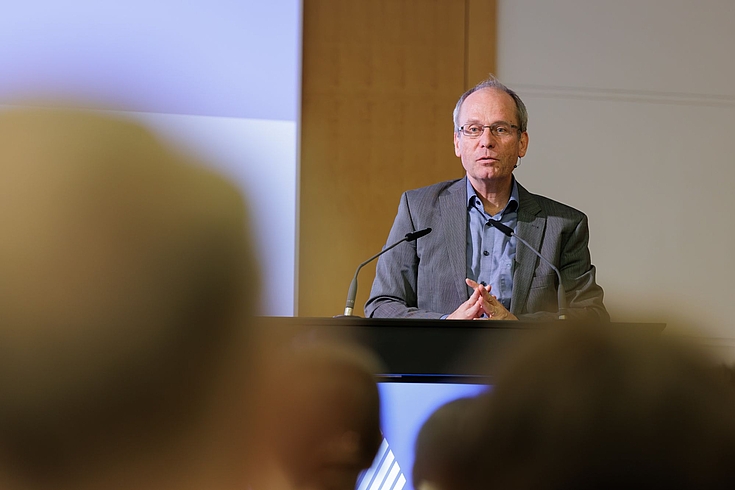 Der IAB-Direktor, Prof. Bernd Fitzenberger PhD veranschaulichte anhand von Statistiken den Zielkonflikt zwischen Sozialleistungen und Arbeitsanreizen. 