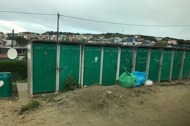 Viele Hütten in den Townships und informellen Siedlungen verfügen über keine eigene Toilette wie in Khayelitsha, sondern nutzen Toilettenhäuschen. Mehr als  500.000 Menschen leben hier