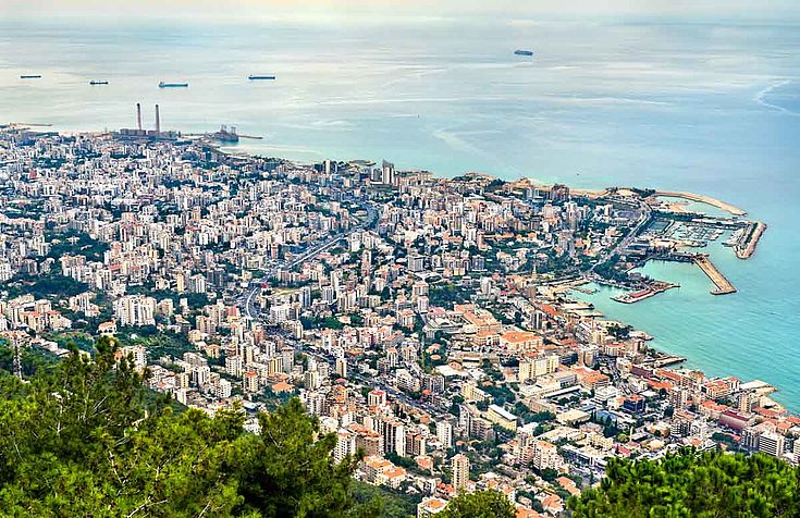 Unten, am Meer, breitet sich die Metropole Beirut der Küste entlang aus. 