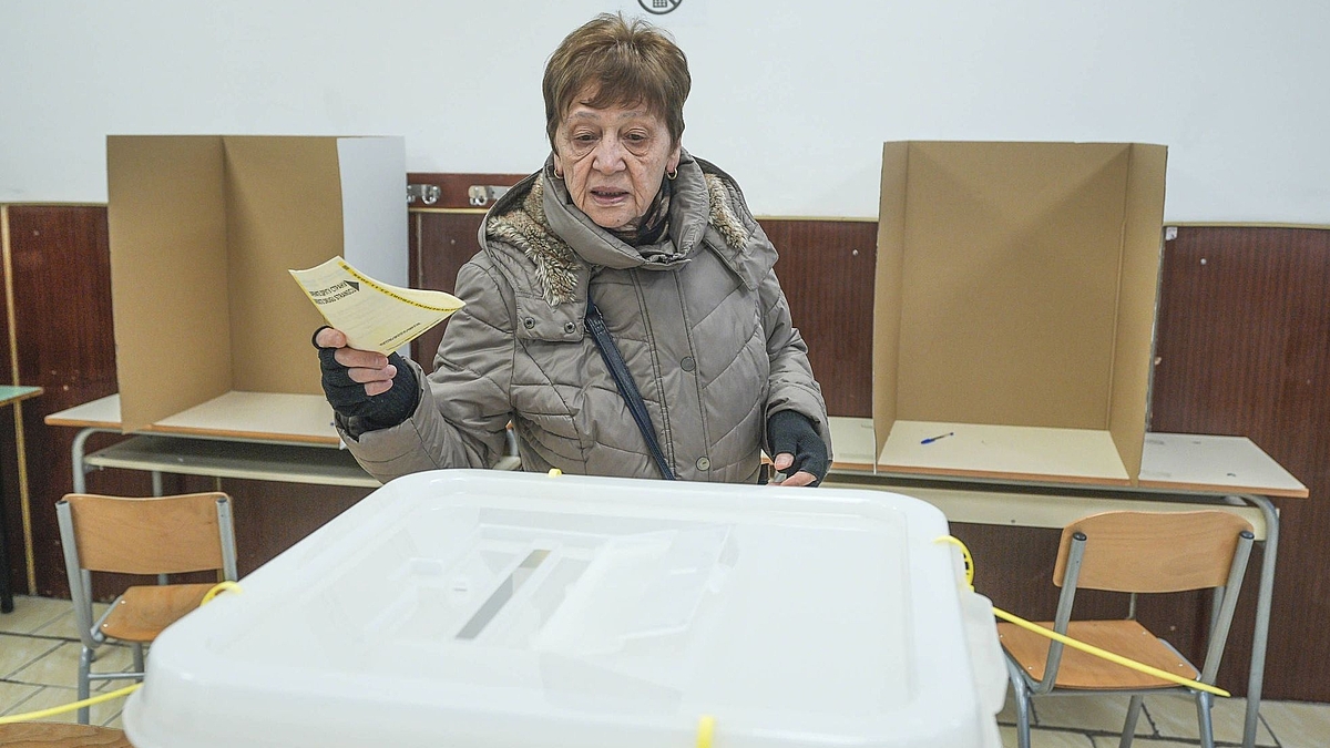 Eine Seniorin gibt ihre Stimme in der der überwiegend von bosnischen Serben bewohnten Republika Srpska (RS) in Bosnien und Herzegowina ab. 